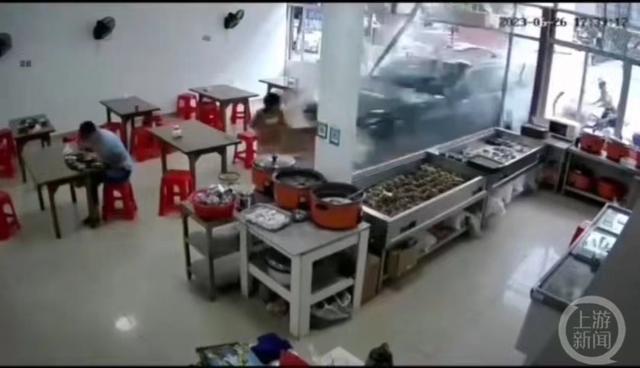 福建三明一辆理想汽车冲进餐厅撞飞2人，当地警方：已对司机采取措施-1.jpg