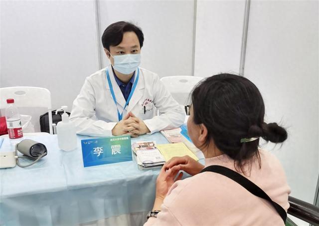 大健康博览会上，武汉大学中南医院专家团队义诊受欢迎