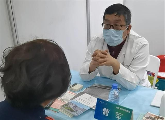大健康博览会上，武汉大学中南医院专家团队义诊受欢迎