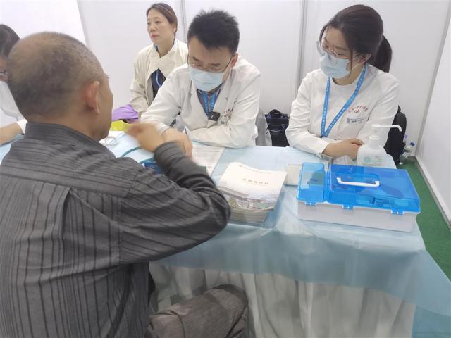 大健康博览会上，武汉大学中南医院专家团队义诊受欢迎