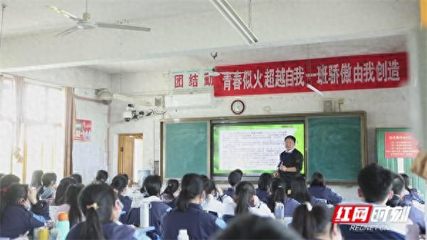 教师风采丨杨忠：将技术与教育深度融合 推动教育现代化