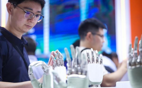 人工智能大会上的AI新浪潮：万卡集群成标配，安全治理全球合作