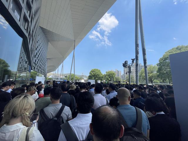 人工智能大会上的AI新浪潮：万卡集群成标配，安全治理全球合作