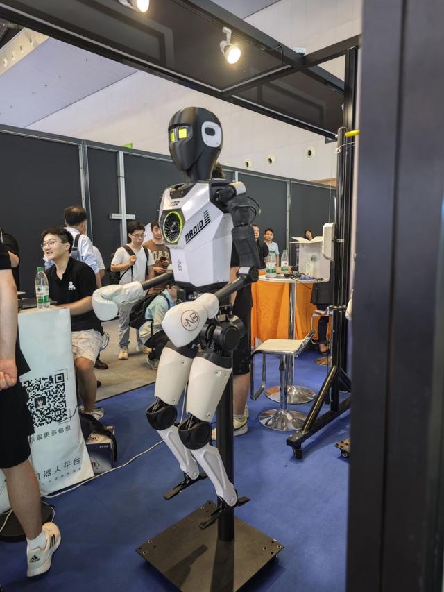 2024世界人工智能大会：“十八金刚”、虚拟小镇和AI摊贩