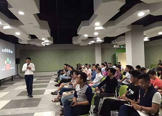 我90后大学生，曾经互联网创业负债几十万，如今做外贸日赚300元