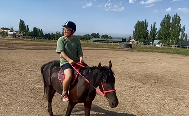 我90后大学生，曾经互联网创业负债几十万，如今做外贸日赚300元