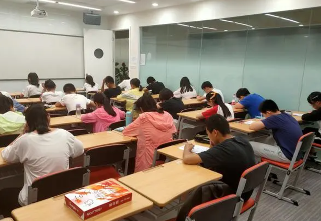 家长怒斥：中国式教育就是补课！教育到底怎么了？孩子们顶不住了