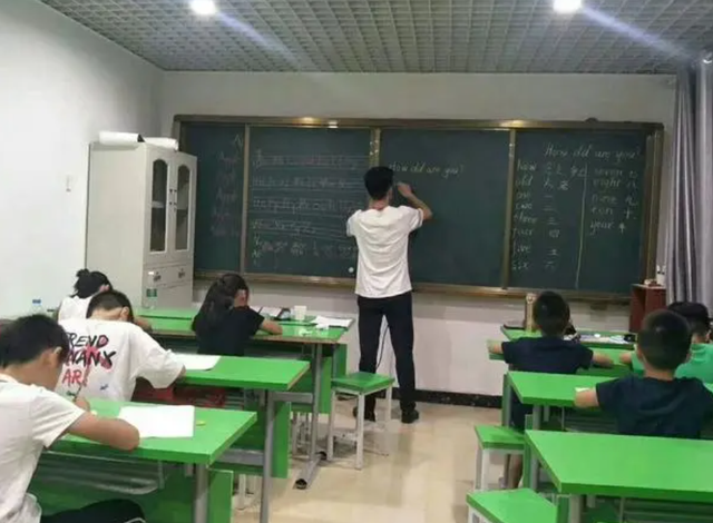 家长怒斥：中国式教育就是补课！教育到底怎么了？孩子们顶不住了