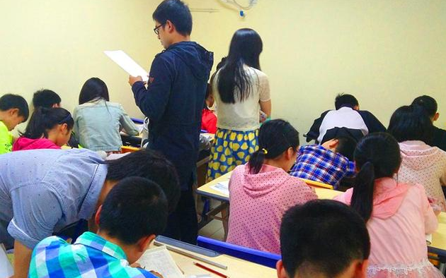 家长怒斥：中国式教育就是补课！教育到底怎么了？孩子们顶不住了