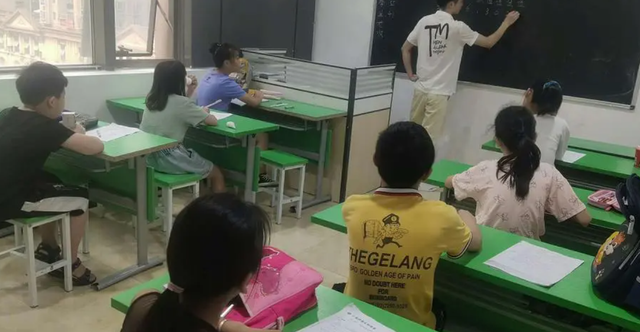 家长怒斥：中国式教育就是补课！教育到底怎么了？孩子们顶不住了