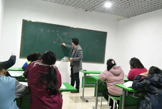 家长怒斥：中国式教育就是补课！教育到底怎么了？孩子们顶不住了