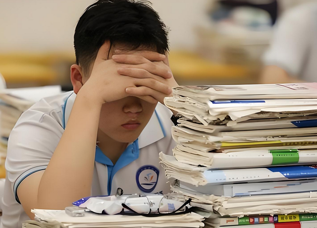 我们的教育面临一个巨大难题：过度卷学历和分数，就业都是大难题