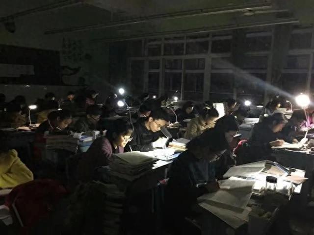 学生的绝望，教育的极致内卷，已经到了变态的地步