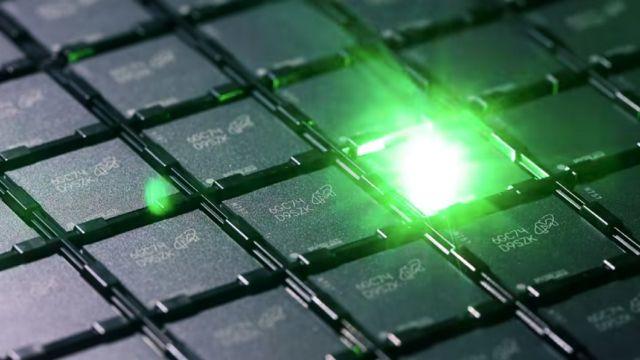 不许中国发展人工智能，拜登又出招，美媒：限制存储芯片对华出口