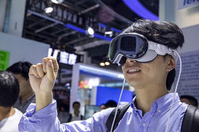 “尽管美国打压限制AI芯片对华出口，但中国正缩小与美国的人工智能差距”